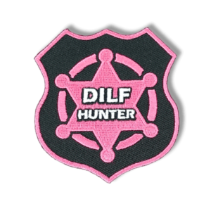 Brodeerattu haalarimerkki sheriffin tunnusmerkistä laserleikatulla reunalla, tekstillä: ''DILF hunter''