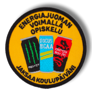 Brodeerattu haalarimerkki energiajuoma tölkeistä saumatulla reunalla, tekstillä: ''Energiajuoman voimalla opiskelu jaksaa koulupäivän''