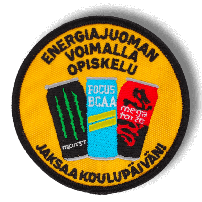 Brodeerattu haalarimerkki energiajuoma tölkeistä saumatulla reunalla, tekstillä: ''Energiajuoman voimalla opiskelu jaksaa koulupäivän''