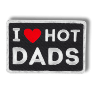 Brodeerattu haalarimerkki sydämestä saumatulla reunalla, tekstillä: ''I love hot dads''
