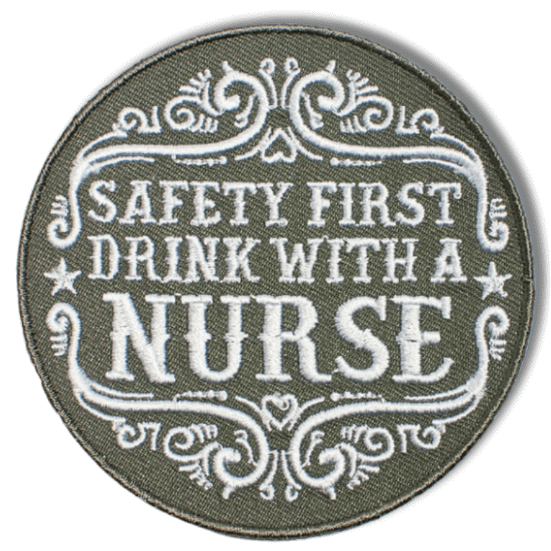 Brodeerattu haalarimerkki saumatulla reunalla, tekstillä: ''Safety first drink with a nurse''