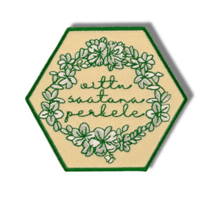 Brodeerattu haalarimerkki tekstitaulusta laserleikatulla reunalla, tekstillä: ''vittu saatana perkele''