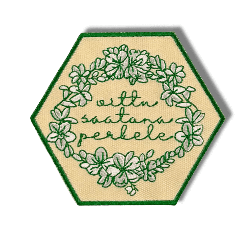 Brodeerattu haalarimerkki tekstitaulusta laserleikatulla reunalla, tekstillä: ''vittu saatana perkele''