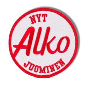 Brodeerattu haalarimerkki saumatulla reunalla, tekstillä: ''Nyt Alko juominen''