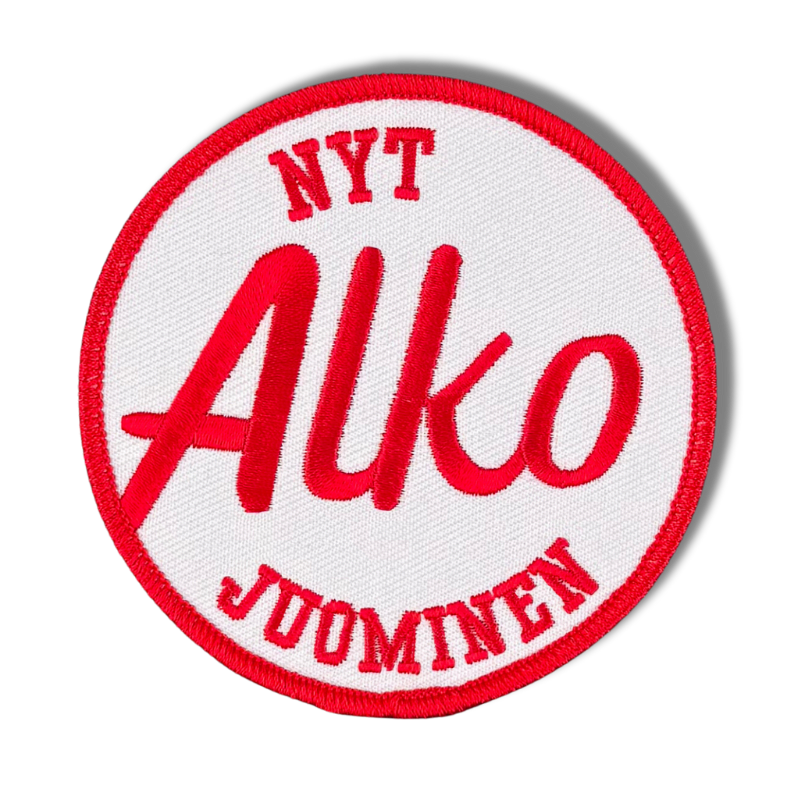 Brodeerattu haalarimerkki saumatulla reunalla, tekstillä: ''Nyt Alko juominen''