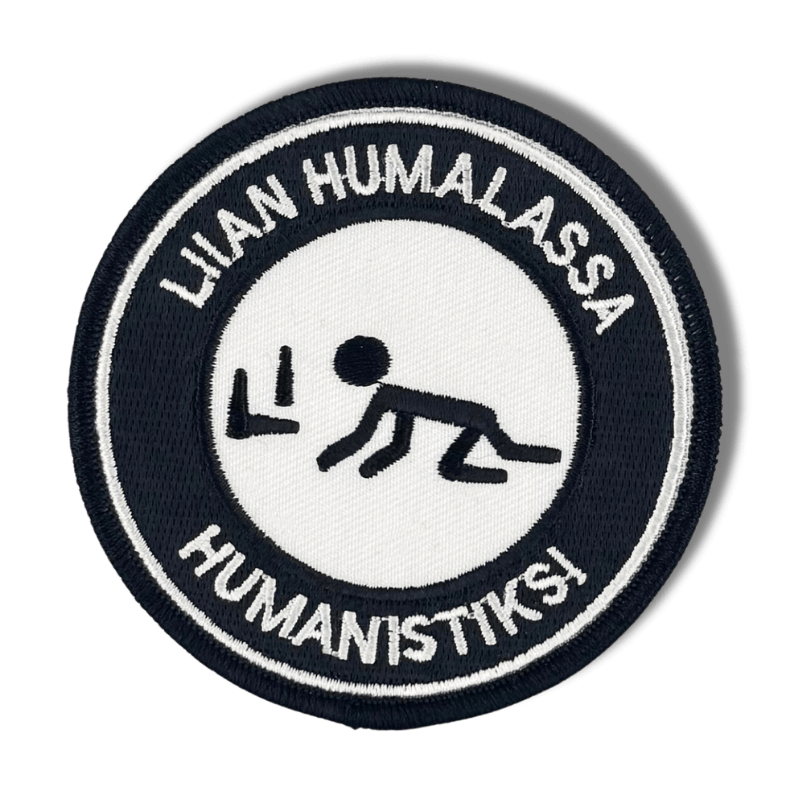 Brodeerattu haalarimerkki saumatulla reunalla, tekstillä: ''Liian humalassa humanistiksi''