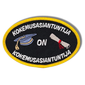 Brodeerattu haalarimerkki saumatulla reunalla, tekstillä: ''Kokemusasiantuntija on kokemusasiantuntija''