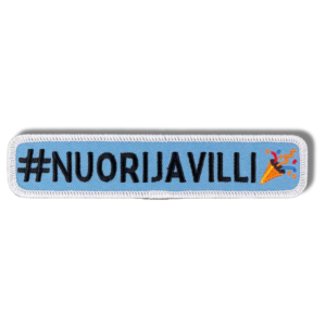 Brodeerattu haalarimerkki saumatulla reunalla, tekstillä: ''#nuorijavilli''