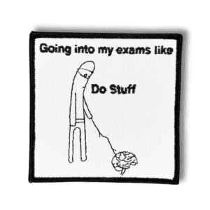 Brodeerattu haalarimerkki opiskelijameemistä saumatulla reunalla ja tekstillä: ''Going into my exams like''