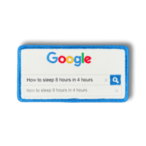 Brodeerattu ja printattu haalarimerkki Googlesta saumatulla reunalla ja tekstillä: ''How to sleep 8 hours in 4 hours''