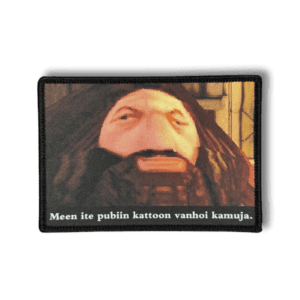 Printattu haalarimerkki Harry Potter -maailman Hagrid hahmosta saumatulla reunalla ja tekstillä: ''Meen ite pubiin kattoon vanhoi kamuja''