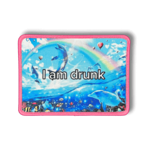 Printattu haalarimerkki Zara Larsson Symphony -meemistä saumatulla reunalla ja tekstillä: ''I am drunk''