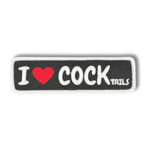 Brodeerattu haalarimerkki saumatulla reunalla ja tekstillä: ''I love COCKtails''.