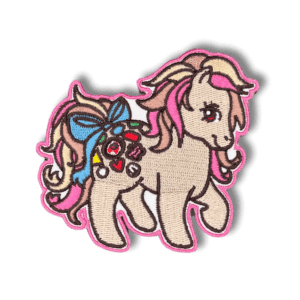 Brodeerattu haalarimerkki My Little Pony -hahmosta laserleikatulla reunalla.
