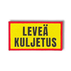 Brodeerattu haalarimerkki varoituskyltistä saumatulla reunalla ja tekstillä: ''Leveä kuljetus''