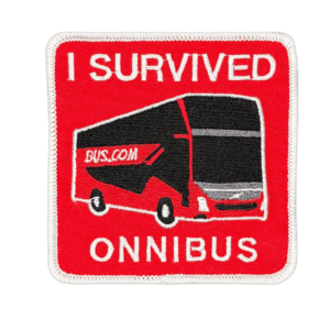 Brodeerattu haalarimerkki linja-autosta saumatulla reunalla ja tekstillä: ''I survived Onnibus''