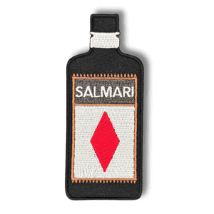 Brodeerattu haalarimerkki Salmari pullosta laserleikatulla reunalla ja tekstillä: ''Salmari''.
