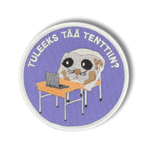 Brodeerattu haalarimerkki sad hampter meemistä saumatulla reunalla ja tekstillä: ''Tuleeks tää tenttiin?''