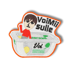 Brodeerattu haalarimerkki Nintendo Wii videopelihahmosta sekä voirasiasta laserleikatulla reunalla ja tekstillä: ''Voimii sulle''