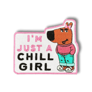 Brodeerattu haalarimerkki Chill girl meemistä laserleikatulla reunalla, tekstillä: ''I'm just a chill girl''