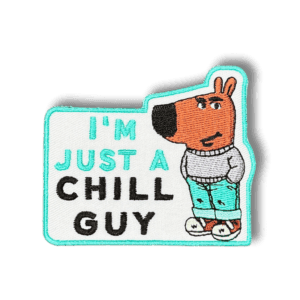Brodeerattu haalarimerkki Chill guy meemistä laserleikatulla reunalla, tekstillä: ''I'm just a chill guy''