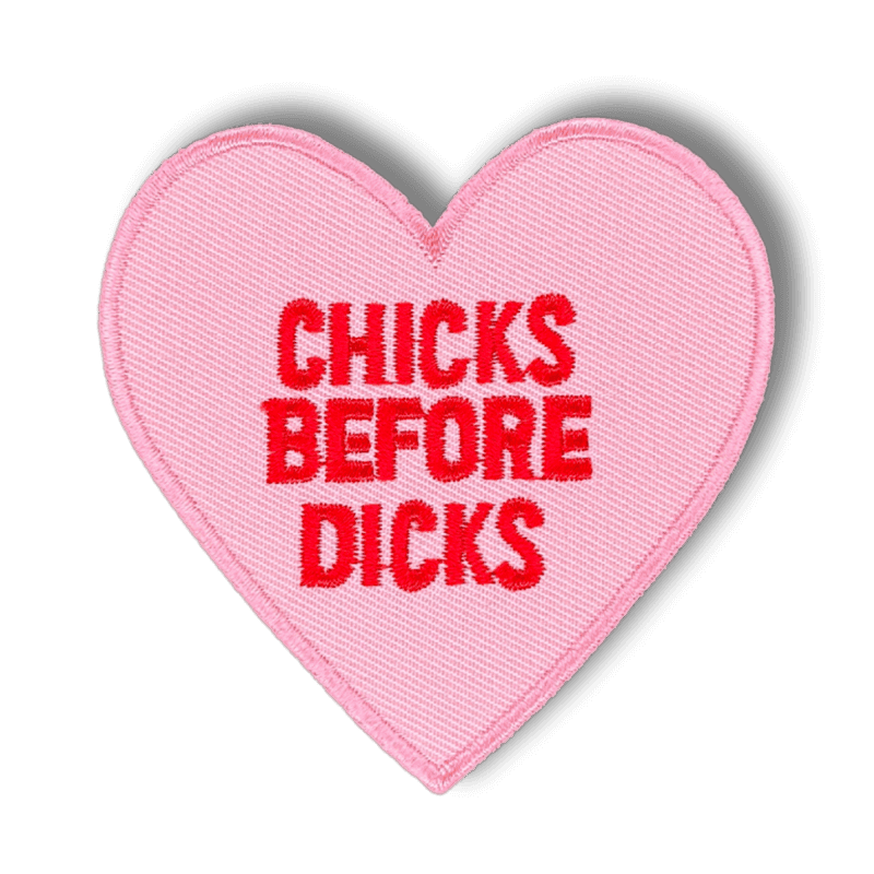Sydämen muotoinen brodeerattu haalarimerkki laserleikatulla reunalla, tekstillä: ''Chicks before dicks''