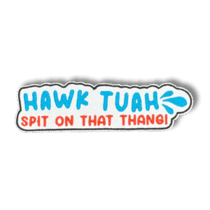 Brodeerattu haalarimerkki laserleikatulla reunalla, tekstillä: ''Hawk tuah''