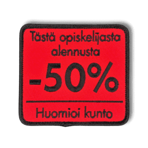 Brodeerattu haalarimerkki punaisesta alennustarrasta saumatulla reunalla, tekstillä: ''Tästä opiskelijasta alennusta 50%, huomioi kunto''