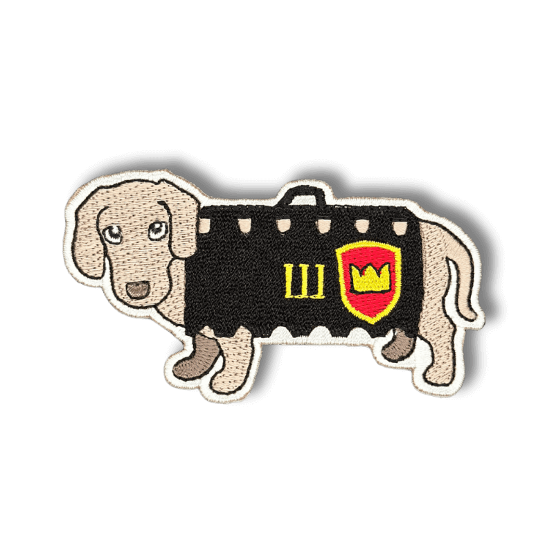 Brodeerattu haalarimerkki mäyräkoirasta laserleikatulla reunalla.