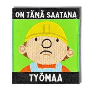 Brodeerattu haalarimerkki työmiehestä laserleikatulla reunalla, tekstillä: ''On tämä saatana työmaa''