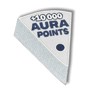 Brodeerattu haalarimerkki laserleikatulla reunalla ja tekstillä: ''+10 000 aura points''