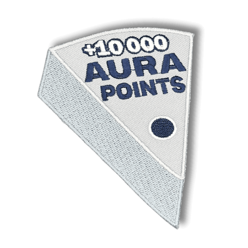 Brodeerattu haalarimerkki laserleikatulla reunalla ja tekstillä: ''+10 000 aura points''