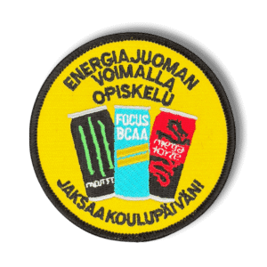 Brodeerattu haalarimerkki energiajuoma tölkeistä saumatulla reunalla, tekstillä: ''Energiajuoman voimalla opiskelu jaksaa koulupäivän''