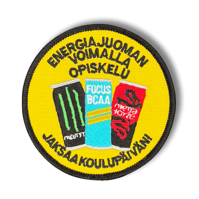 Brodeerattu haalarimerkki energiajuoma tölkeistä saumatulla reunalla, tekstillä: ''Energiajuoman voimalla opiskelu jaksaa koulupäivän''